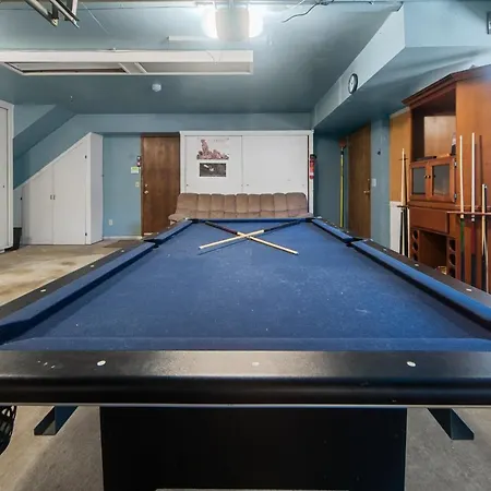 Avalon Retreat - A Well-Furnished Cabin With A Pool Table And A Hot Tub!